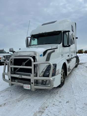 2015 Volvo T/A highway tractor (500 HP)