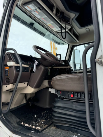 2015 Volvo T/A highway tractor (500 HP)