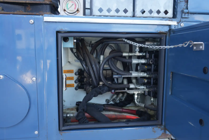 2010 7600 International Service Truck
