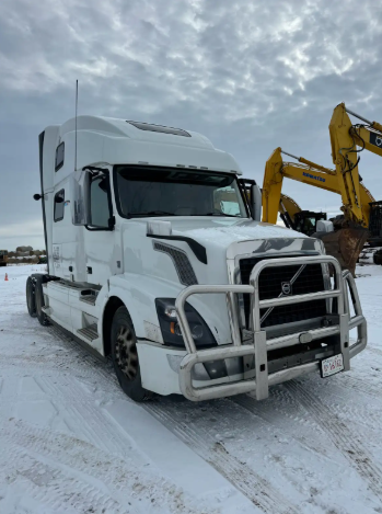 2015 Volvo T/A highway tractor (500 HP)