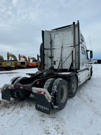 2015 Volvo T/A highway tractor (500 HP)
