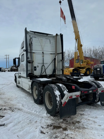 2015 Volvo T/A highway tractor (500 HP)